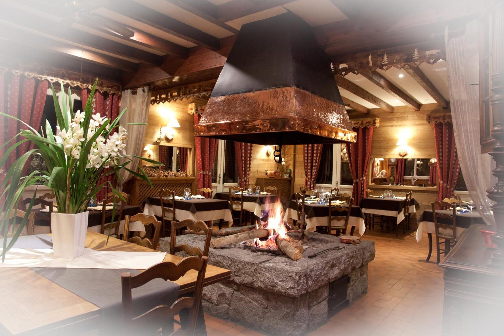 Hotel - Restaurant - Bar - Le Sapin Fleuri Bourg d'Oueil Luaran gambar