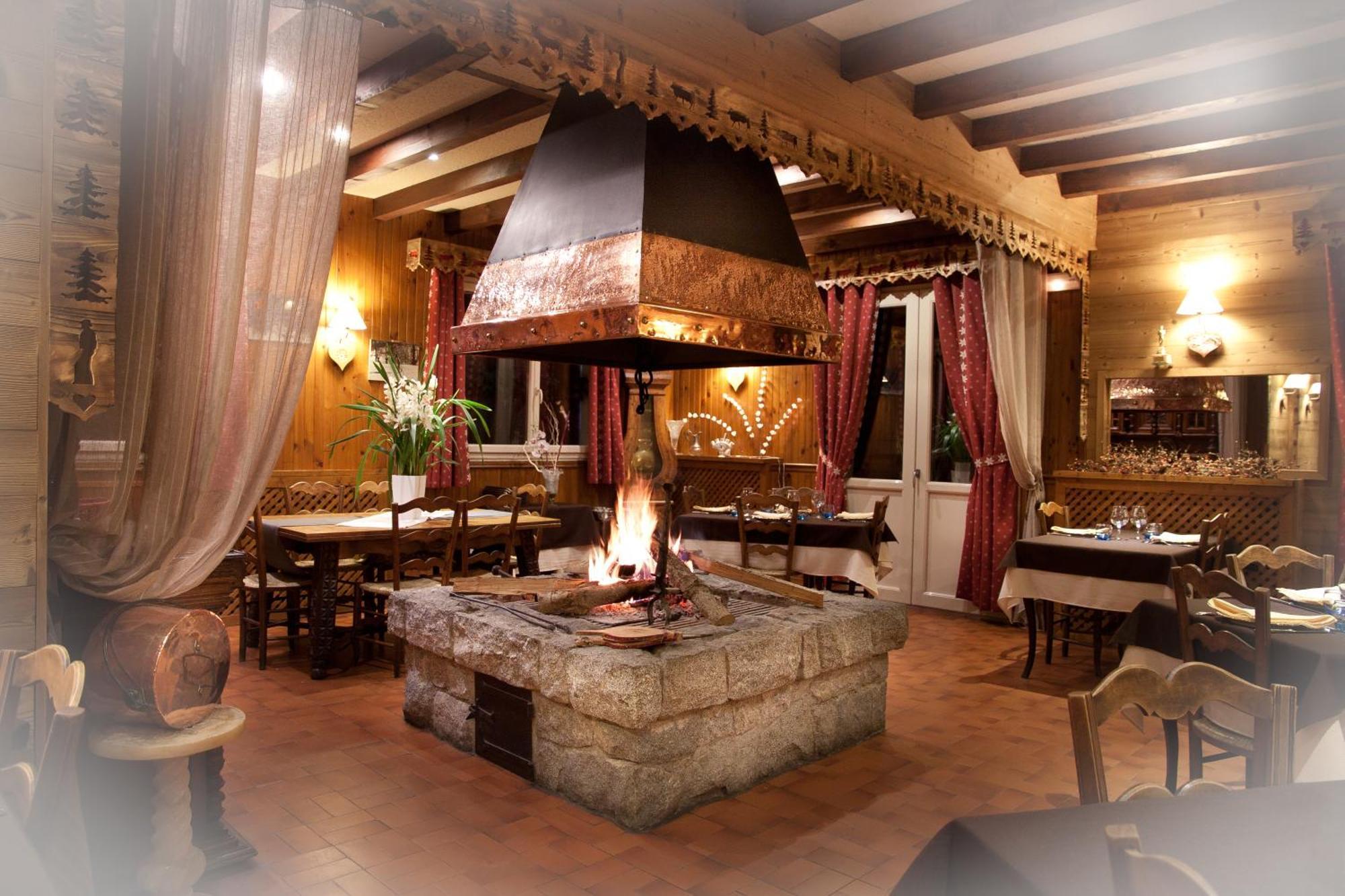 Hotel - Restaurant - Bar - Le Sapin Fleuri Bourg d'Oueil Luaran gambar